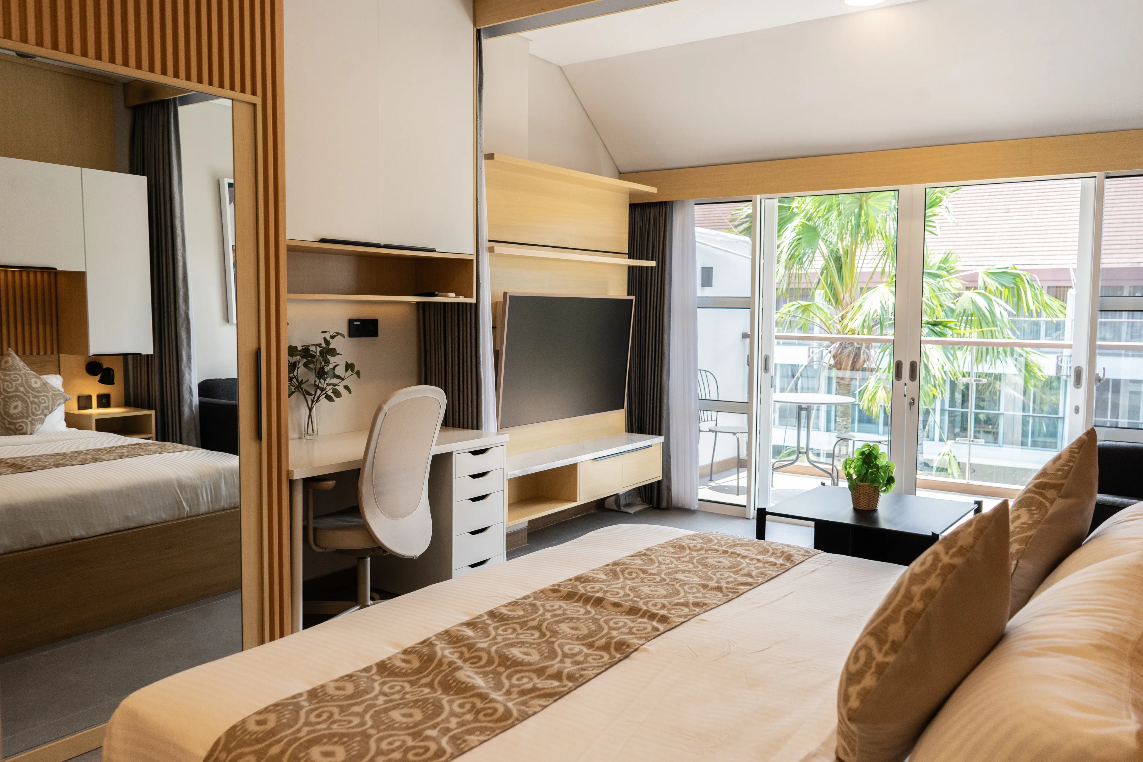 Renovated de Lagoon residence with bedroom, study desk and balcony access